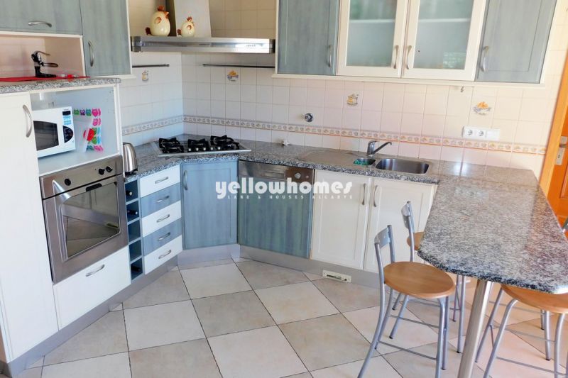 Charmosa moradia térrea com piscina e vista panorâmica em Boliqueime